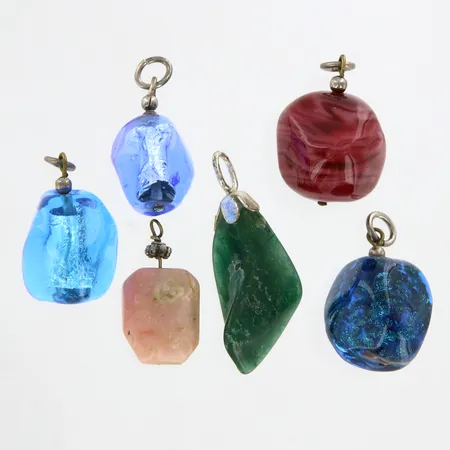 6 hängen med stenar, 20-33mm, öglor i metall