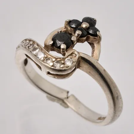  Ring i silver, stl 17, bredd 2,3-14mm, 5st blå stenar, 10st vita stenar varav en saknas, spricka i skenan, 925/1000, vikt 2,84g.