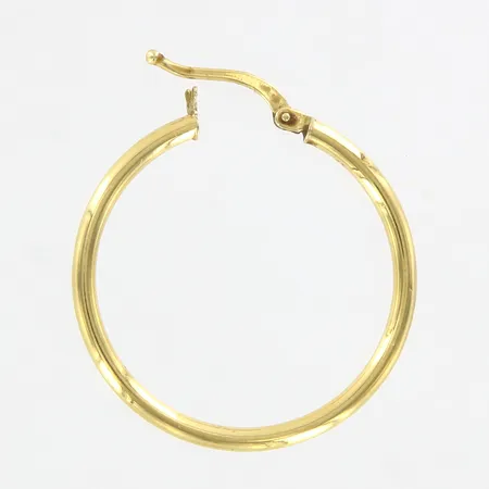 Ett udda örhänge Ø28mm, bredd: 2mm, skevt, går ej att stänga, 18K Vikt: 0,9 g