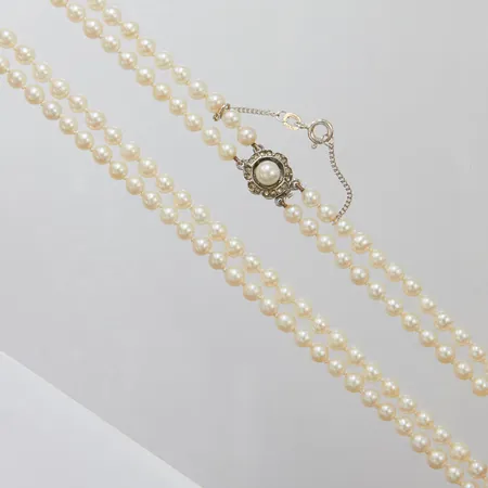 Pärlcollier med odlade pärlor Ø4,5-4,7mm, tvåradigt, längd kortaste raden: 39cm, säkerhetskedja, lås i silver 830/1000 med vita stenar samt odlad pärla, bruttovikt 24,4g Vikt: 24,4 g