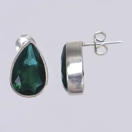 Ett par örhängen med mörkgröna slipade stenar ca 15x6mm ostämplat silver Vikt: 2,7 g
