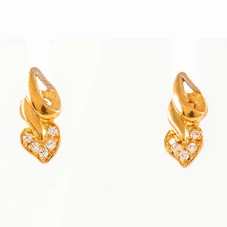 Örhängen i 21K guld med vita stenar. De är 6 mm breda, 15 mm långa och väger 2,1g. En sten saknas, gängade stift.