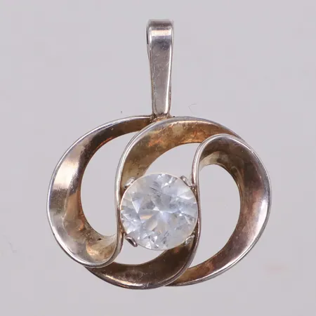 Hänge med vit sten, längd 35,1mm, bredd 29,4mm, Alton, år 1975 Falköping , 925/1000 silver Vikt: 7,4 g
