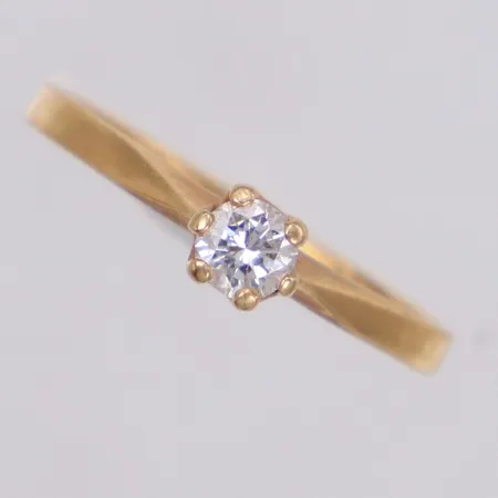Ring med briljantslipad diamant 0,20ctv enligt gravyr, stl 16¾, bredd 4,1mm, Alton, år 1994 Falköping, 18K Vikt: 1,7 g