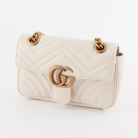 Väska Gucci GG Marmont Mini vit-beige, mått ca 22x13x6 cm,  modellnr 446744, serienr 622011, kvitto NK Göteborg 2021, dustbag , Bra skick