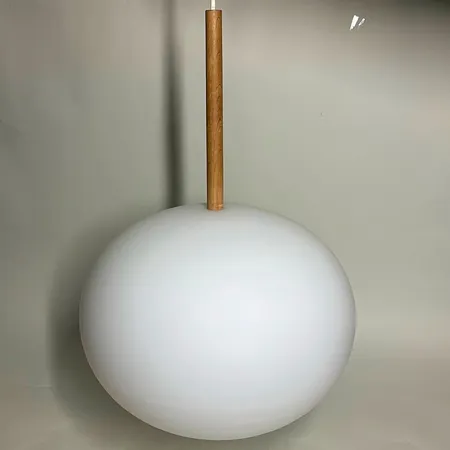 Taklampa 60-tal glaskupa trä, nagg i öppningen, Luxus, sladd ca 105cm, med glödlampa, ej funktionstestad Skickas med postpaket.