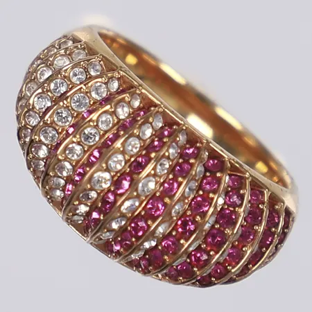 Ring med cerise och vita stenar Swarowski stl 18 bredd 3-10mm oädel metall