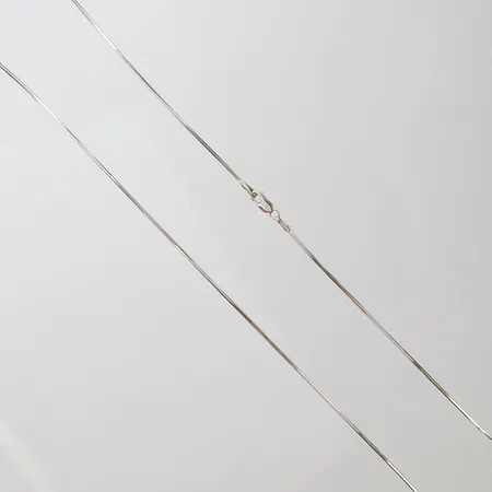 Kedja, längd ca 50,5cm, bredd 1mm, ojämnheter, vitguld, 14K Vikt: 5,3 g