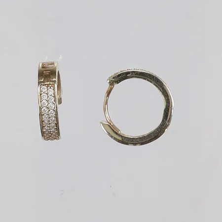 Ett par Örhängen med vita stenar, creolmodell Ø17mm bredd 3mm 14K Vikt: 1,9 g