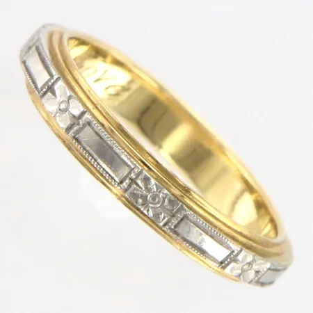 Ring stl 15½, bredd: 3mm, detaljer i vitguld, gravyr, 18K Vikt: 2,9 g