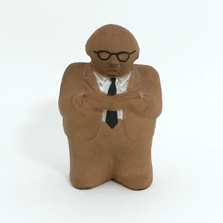 Figurin/sparbössa Gunnar Sträng av Lisa Larson, höjd ca 16cm, Gustavsberg, osignerad, fläckar/missfärgningar, filtbotten saknas Vikt: 0 g Skickas med paket.