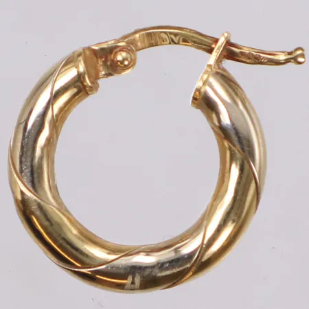 Ett udda örhänge, längd ca 14,1mm, bredd 3,2mm, bucklig, tvåfärgad, 18K Vikt: 1,3 g