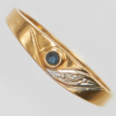 Ring med safir samt diamant 1 x ca.0,005ct, 8/8-slipad, Ø16, bredd: 1,5-3,8mm, 18K Vikt: 0,9 g