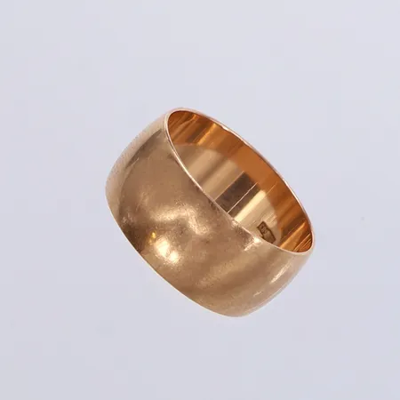 Ring slät, stl: 19½, bredd 9,5mm, 14K.  Vikt: 7,2 g