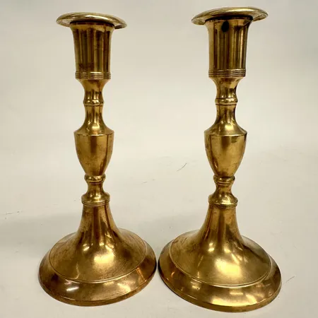 Ett par ljusstakar, höjd 20cm, Skultuna Bruk no 38, lösa ljusmanschetter, lätt skeva, repor, buckla på en fotring, mässing Skickas med paket.