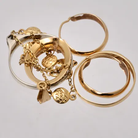 Diverse defekt guld, 18K, vikt 5,85g.