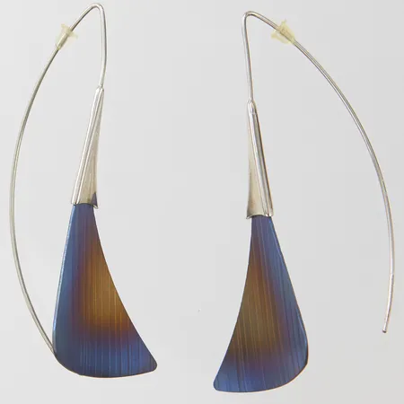 Örhängen, längd: ca.63mm, motiv i titan, bakstycken i silikon, silver, 925/1000, bruttovikt 5,5g Vikt: 5,5 g