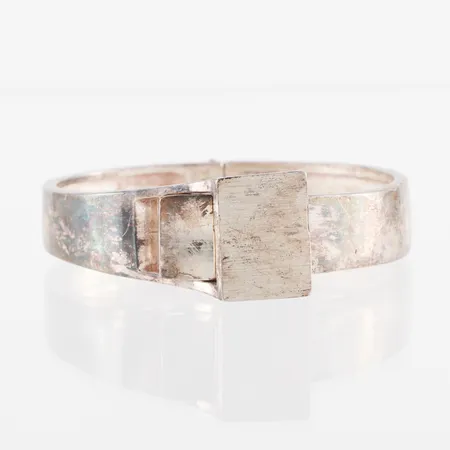 Armband stelt , öppningsbart, ovalt innermått ca 6x4,5cm, silver Vikt: 55,5 g