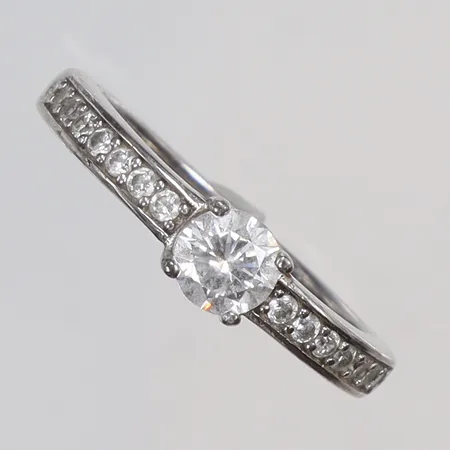 Ring med vita stenar GHA, stl 17, bredd 2-4mm, silver, 925/1000 Vikt: 3,4 g