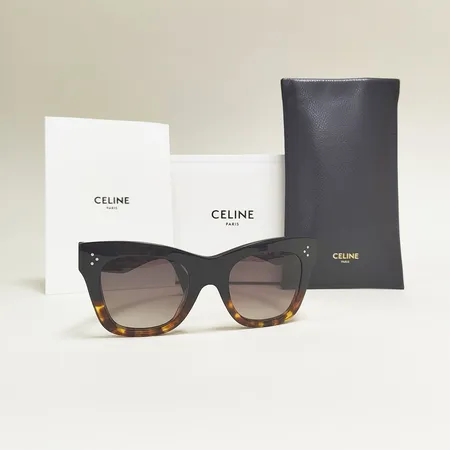 Ett par solglasögon Celine Cat Eye, refnr 4S004CPLB.38BH, stl 50-22, putsduk, fodral, kvitto från Celine Stockholm 2024, box