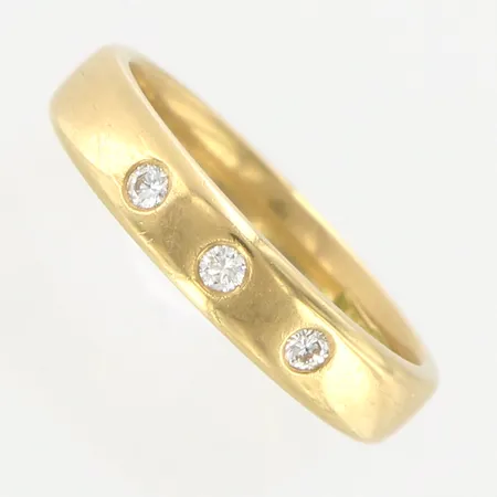 Ring med diamanter ca 3x0,03ct, stl 16¾, bredd 3,5mm, 18K Vikt: 4,7 g