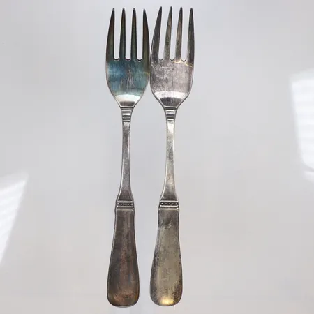 Två gafflar, längd 16,5cm, silver, 830/1000 Vikt: 79 g