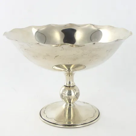 Skål på fot Øca15cm, höjd: ca11cm, skev botten, CG.Hallberg, silver 830/1000 Vikt: 143,9 g