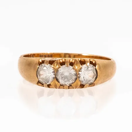 Ring i 20K guld med vita (nötta) stenar. Vikt: 4,6g.