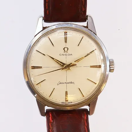 Herrur Omega Seamaster, stål, manuell, ref-nr: 135.007-64, serie-nr:20777024, kaliber 286, Ø34mm, skinnarmband 23cm slitet, repor på glas, årtal ca 1963-64.