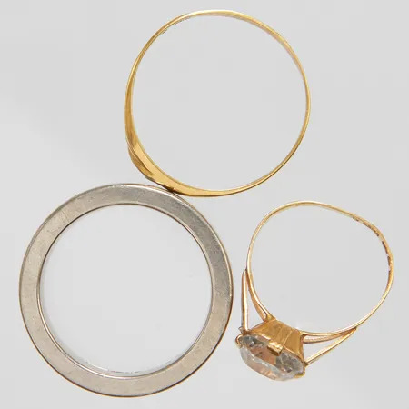 Diverse guld, defekt, personlig gravyr, syntetisk spinell, 18K, bruttovikt 20,2g Vikt: 20,2 g