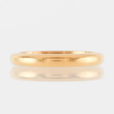 Ring slät, stl 15¾mm, bredd 2,7mm, gravyr, 23k Vikt: 4,6 g