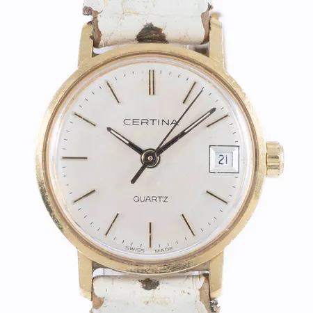 Damur Certina i 18K guld. Boett Ø 22 mm, datum, quartz, gravyr, något repigt plexiglas, defekt läderband. Går ej - Batteribyte krävs?