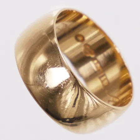 Ring slät, stl 16¾, bredd 7,8mm, Bergman Silversmide Åke år 1959,gravyr, 18K  Vikt: 6,5 g