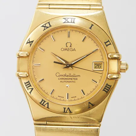Herrur Omega Constellation Chronometer 18K, automatisk, 35,5mm, ref 1102100, snr 60140166, cal. Omega 1120, safirglas, datum, länk i 18K, certifikat från Franks ur 1999, manual, tag, box. bruttovikt: 137,6g. 