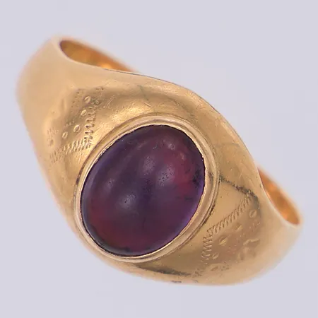 Ring ametist stl 19, slitet mönster, kattfot 18K Vikt: 4,5 g