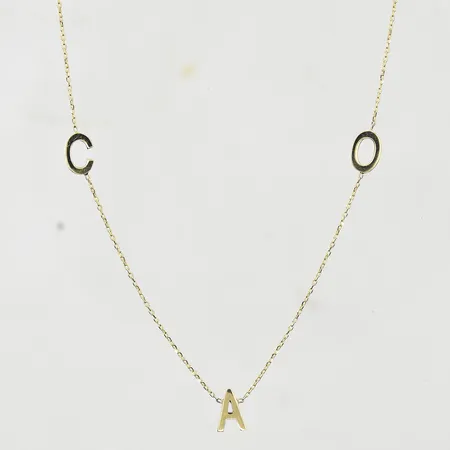 Collier med bokstäverna CAO, längd 38½-40½ cm, länkens bredd 1 mm, 14K. Vikt: 1,7 g