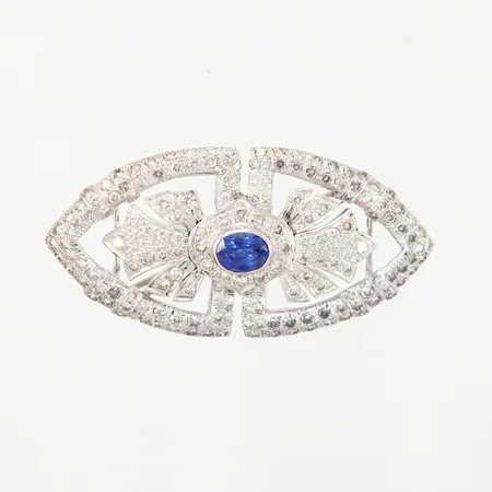 Brosch Art Deco med 170 briljantslipade diamanter ca 2.90ct, ovalslipad safir ca 1.10ct, längd 50mm, bredd25mm, vitguld, certifikat från Hartsmann's Köpenhamn 2021, 14K Vikt: 11,2 g