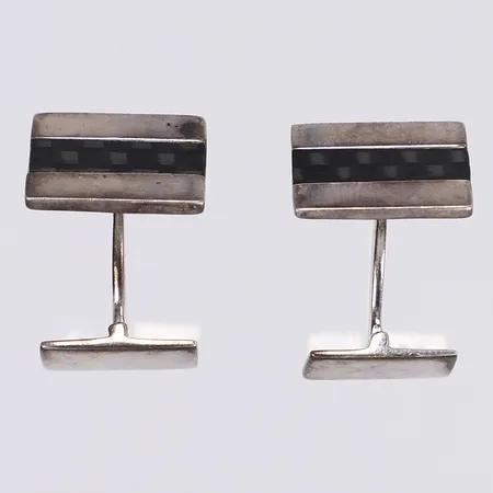 Ett par manschettknappar med svart dekor 18x12mm GHA silver 925/1000 Vikt: 11,6 g