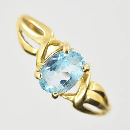 Ring med blå sten, stl 17¼, bredd 2-7 mm, 18K. Vikt: 1,8 g
