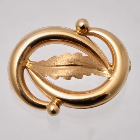 Brosch i 18K guld, mått 26,6x32mm, vikt 4,48g.