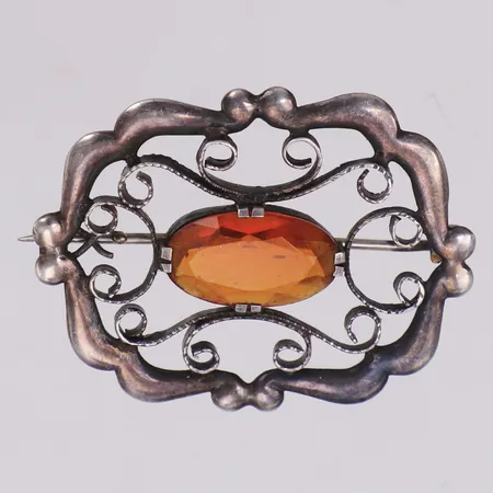 Brosch med orange sten, längd 30,9mm, bredd 40,2mm, 830/1000 silver Vikt: 6,4 g
