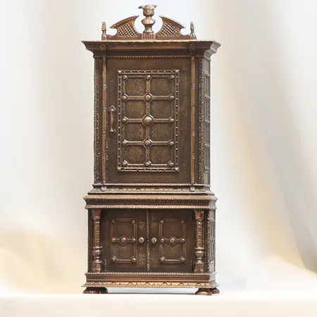 Visningsexemplar i form av kassaskåp, i brons, höjd 27cm, märkt C.A Rosengren Skickas med Bussgods eller PostNord