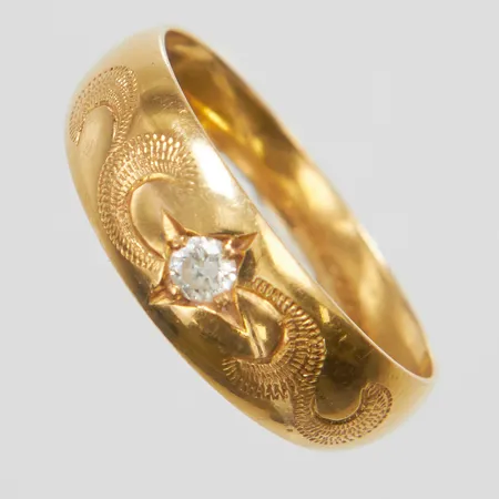 Ring med vit sten, Ø16½, bredd: 2,6-5,7mm, svenska stämplar, 18K Vikt: 1,3 g