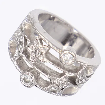 Ring med dekor av månar och stjärnor delvis med vita stenar stl 14¾, bredd 6-12mm silver 925/1000 Vikt: 6,8 g