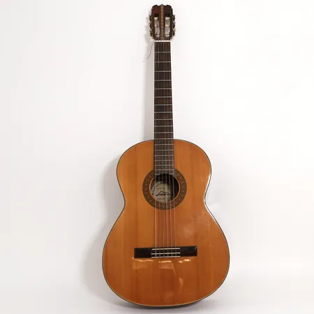 Akustisk gitarr Santana modelnummer: 1575, serienr: 267, made in Japan, mjukt fodral med defekt dragkedja, lättare bruksslitage Vikt: 0 g Skickas med Bussgods eller PostNord