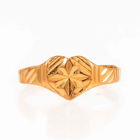 Barnring i 21K guld: Hjärta med fasetterat mönster. Den är i storlek 14, är 2 - 6,5 mm bred och väger 1,0g. Något ojämn skena.