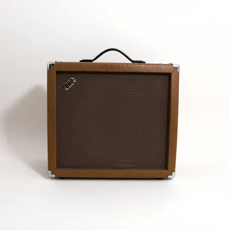 Förstärkare för gitarr och mikrofon Zar A-40R, 41x21x39 cm elsladd, bruksslitage Specialfrakt, kontakta pantbankskontoret för mer information.