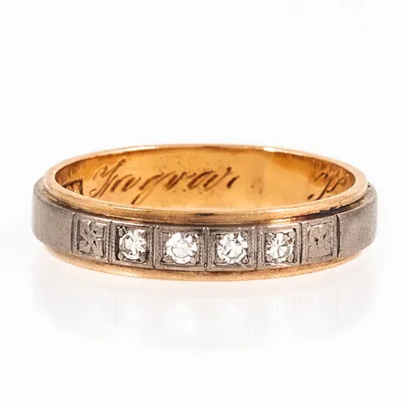 Ring i 18K röd- och vitguld med 4 x c:a 0,02ct 8/8 slipade diamanter. Den är i storlek 19, är 4,5 mm bred och väger 5,2g. Stämplad N9 (1963), UGG (Guld & Gravyr AB, Umeå), 18K och kattfot. Gravyr.