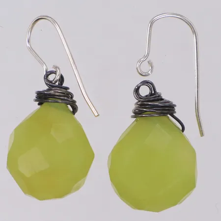 Ett par örhängen med gula stenar, längd 26mm, ostämplad vitmetall Vikt: 0 g