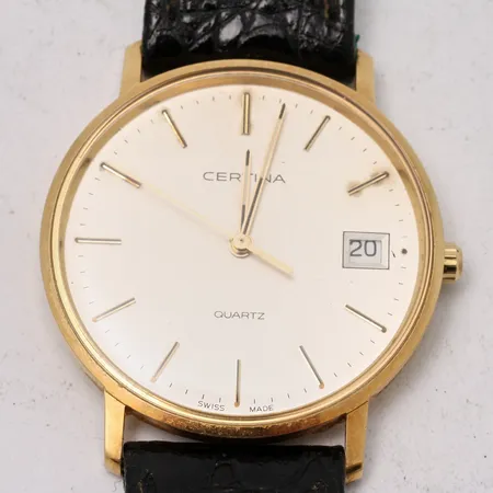 Herrur Certina i 18K guld, Ø33,5mm, quartz, gravyr på boett, defekt krona går ej ställa tid, läderband, i behov av batteri byte.